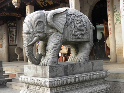 古建筑门口石雕大象